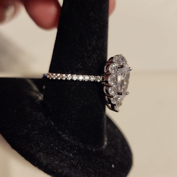 TEARDROP LARGE WOMAN BLING RING - Picture 4 of 6